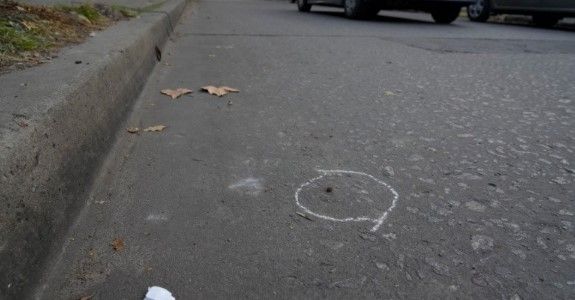 Almirón estaba estacionado en su Onix blanco, cuando dos sicarios en moto se pusieron al lado y le gatillaron dos veces.