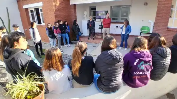 Continúan las visitas educativas al centro de monitoreo local