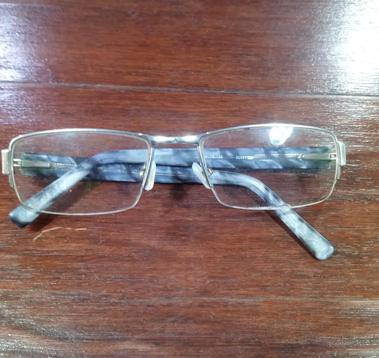 Anteojos olvidados en Obligado 77