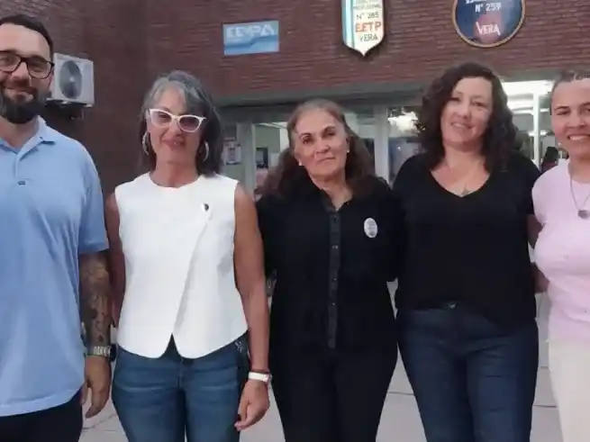 La disertante junto al diputado Sergio "Chiqui" Rojas y la edil Ana Paula Capello.