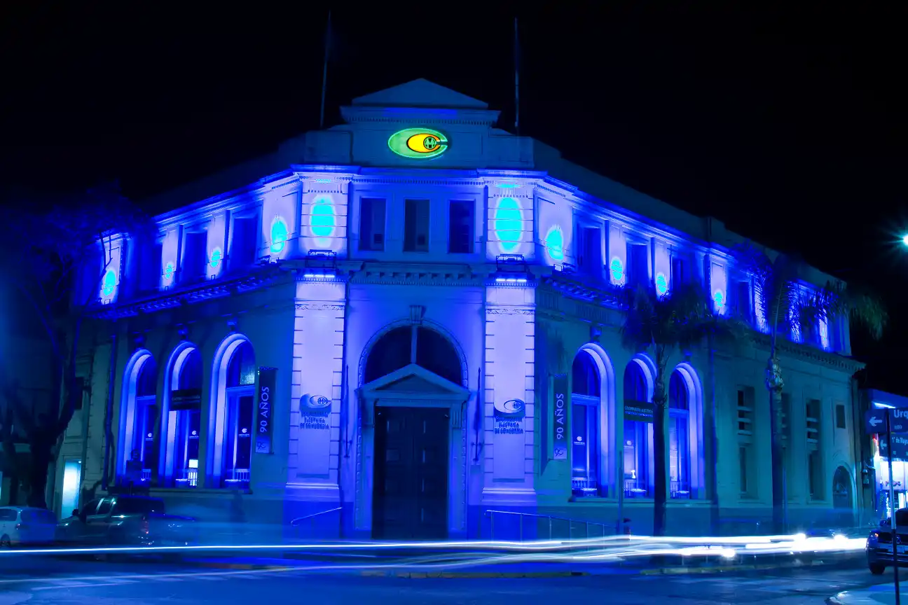 Cooperativa Eléctrica se ilumina en homenaje a la independencia uruguaya