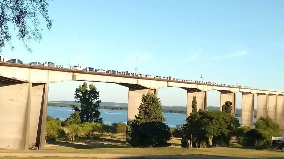 Largas colas en la frontera