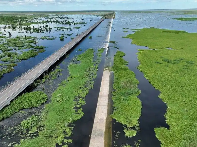 “El agua que puede pasar por las compuertas
no supera el 3% del caudal por el vertedero”