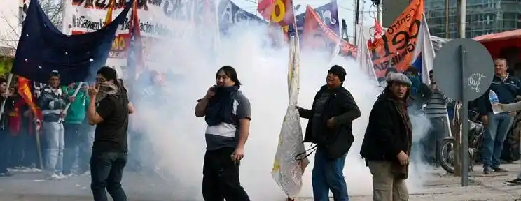 Represión en Neuquén: Paro y movilización en rechazo del accionar policial y el acuerdo YPF - Chevron