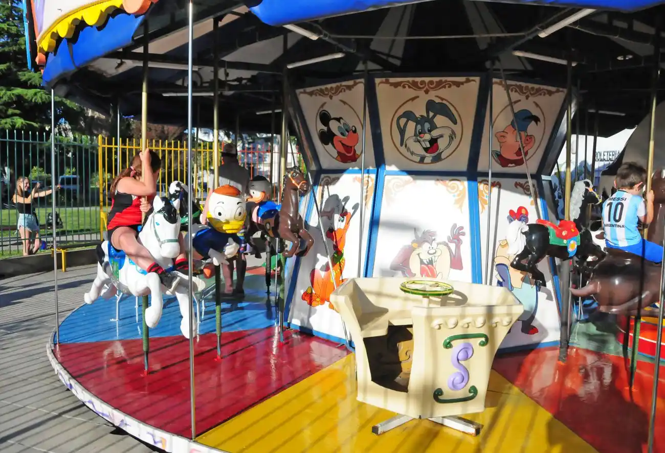 Volvió a funcionar la calesita de la plaza de los Troncos