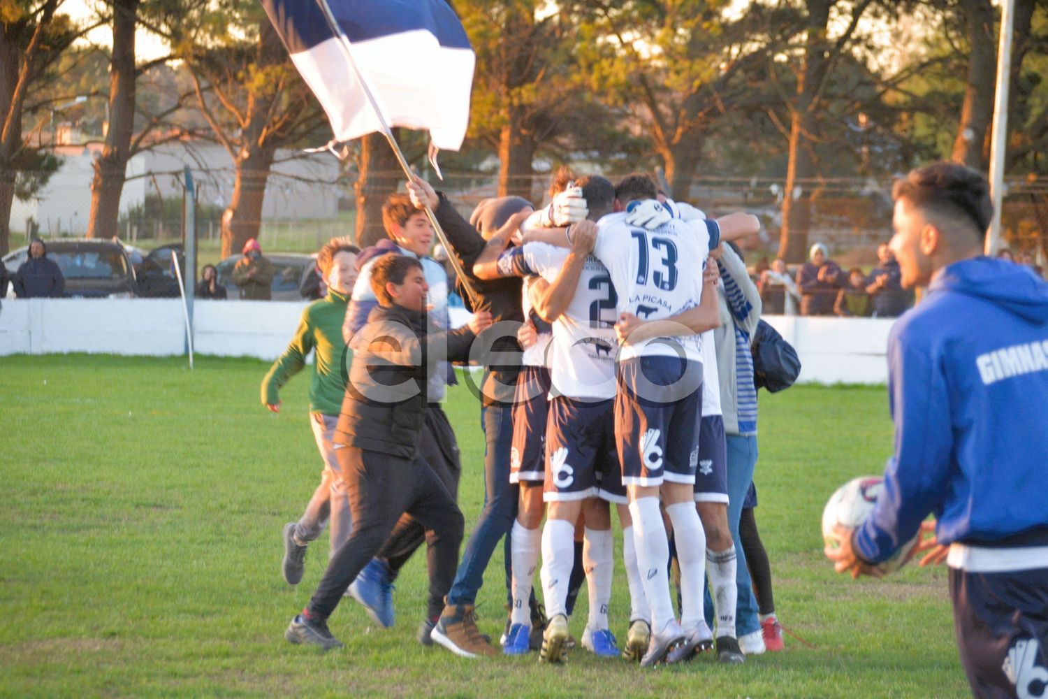 Segundos después del final, Gimnasia se abraza al título.