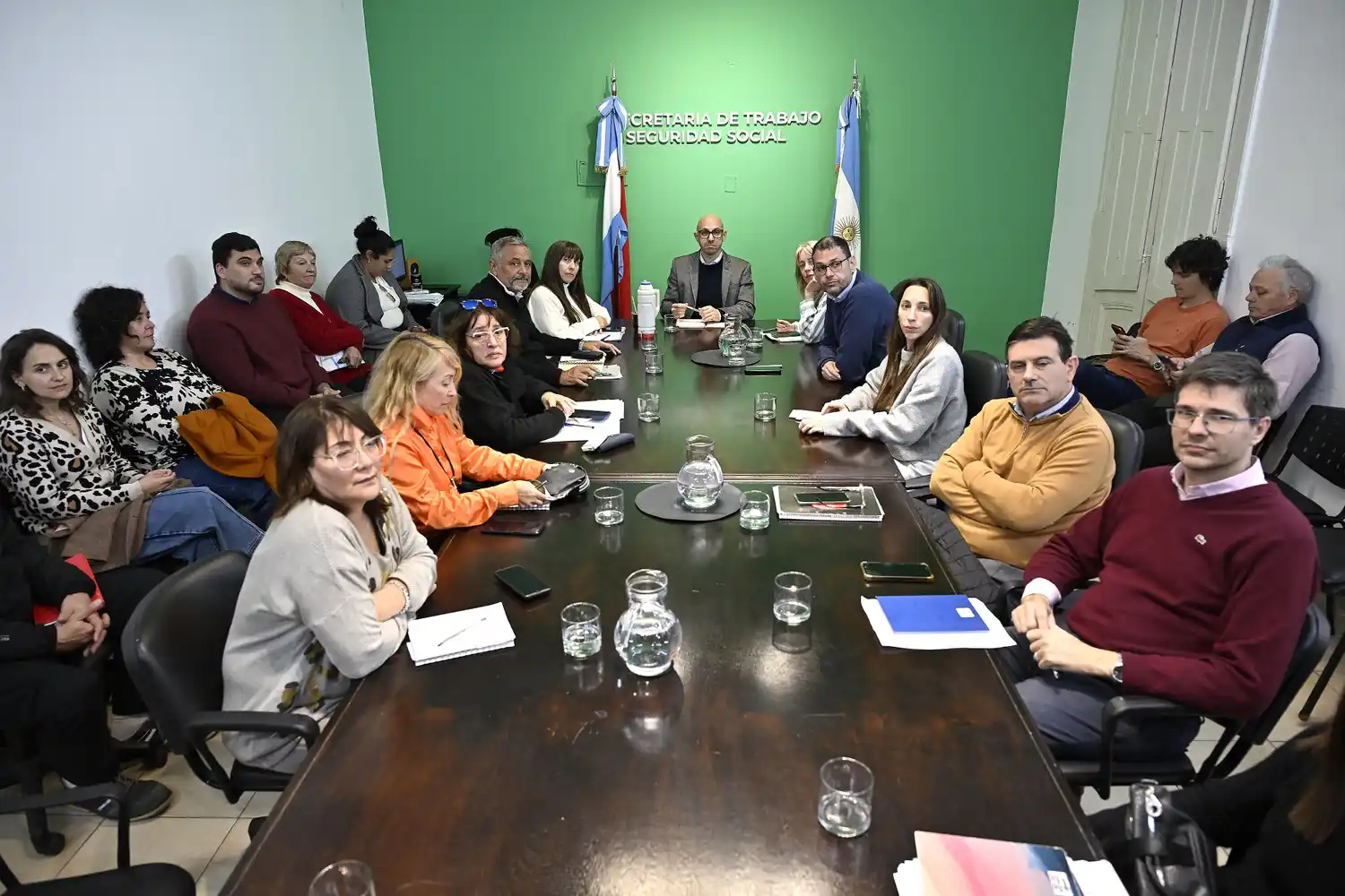 Acuerdo salarial: el gobierno provincial otorgará una suma fija de $50.000 a empleados estatales activos y $25.000 a pasivos por tres meses