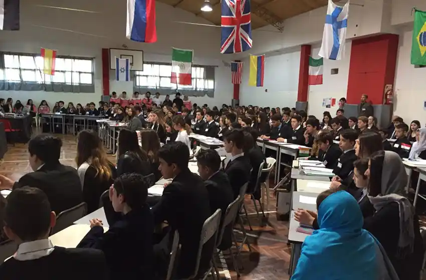 Alumnos de secundaria realizan un modelo de la ONU sobre el cambio climático