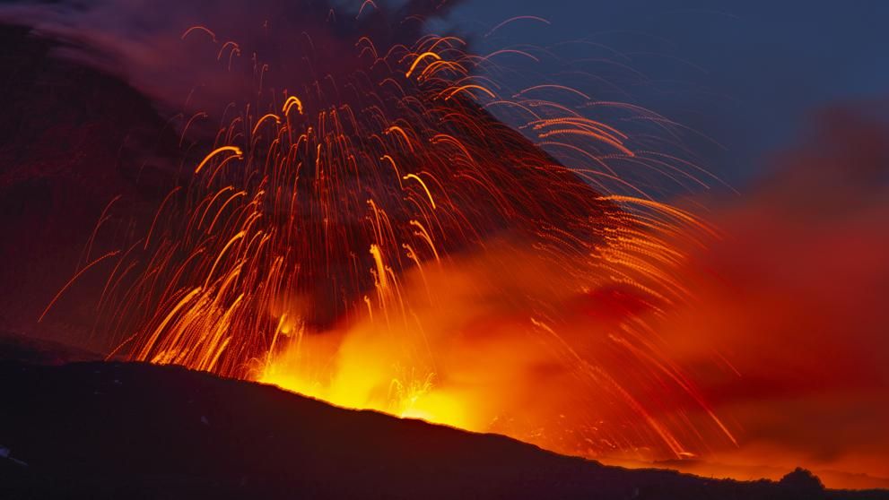 El Etna, el volcán más activo de Europa, ilumina el cielo nocturno con sus erupciones