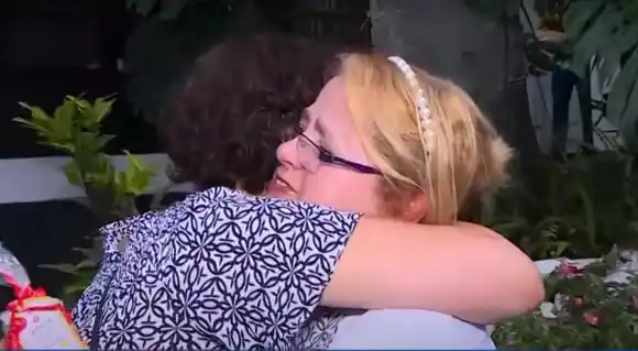 Mamá se reencuentra con su hija, 40 años después de que se la arrebataran siendo una bebé
