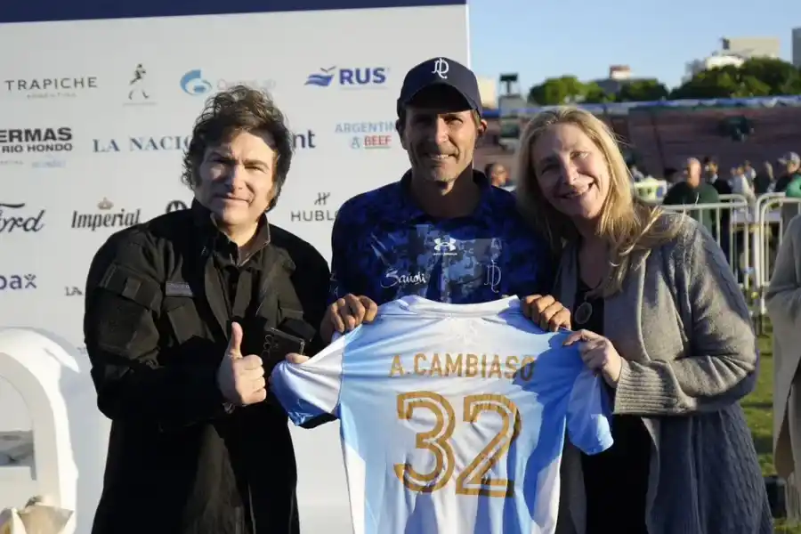 Un calzoncillo, un poncho y un disco de los Rolling Stones: los regalos más exóticos que recibió Javier Milei durante su primer año de gobierno