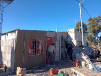 En una jornada de trabajo solidaria, construyeron estufas y dotaron de aislamiento una casa de planchones