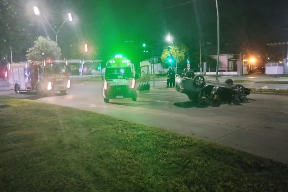 Un hombre protagonizó un impresionante vuelco en la capital santafesina