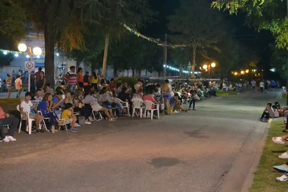 Finalizando los corsos en Hernández se pelearon dos jóvenes y fueron agredidos funcionarios policiales