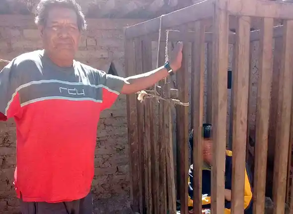 Tremendo video: Tienen a su hijo encerrado en una jaula hace 8 años en Salta