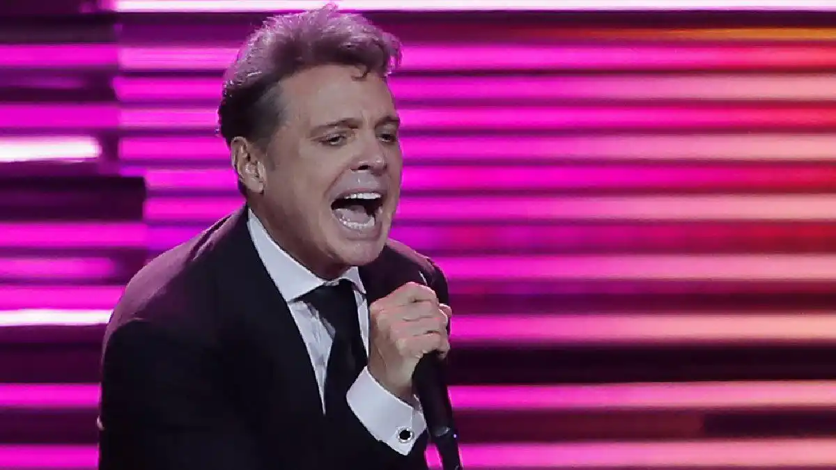 Luis Miguel no aguanta la emoción y se quiebra en pleno show (video)