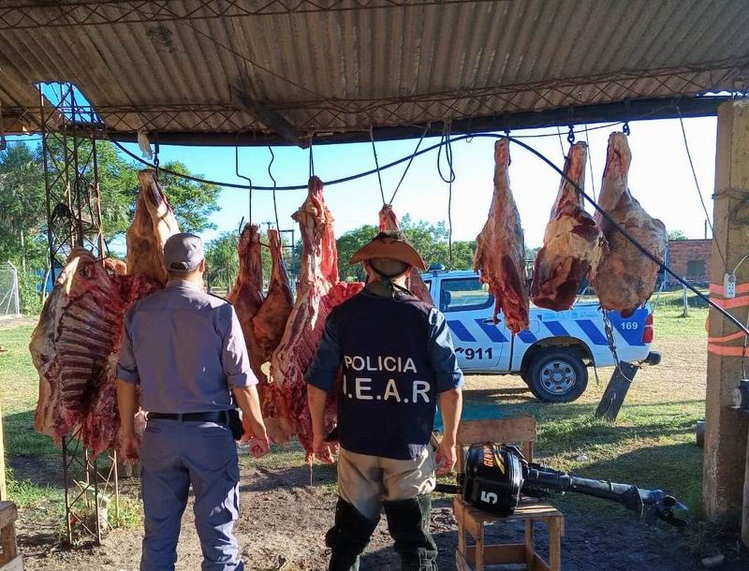 La Policía secuestró una embarcación con 
560 kilos de carne vacuna y hay 3 detenidos