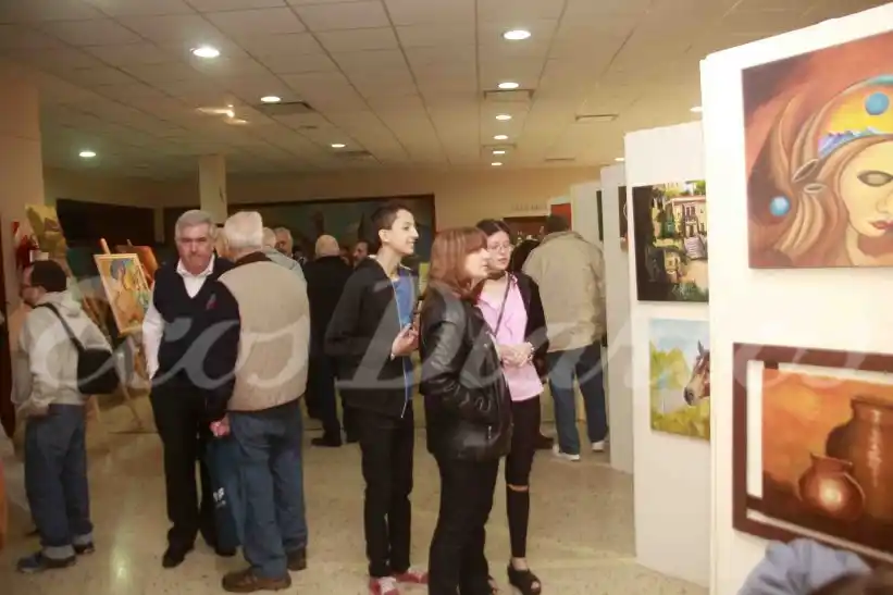 Variedad de temáticas en la muestra de pinturas de alumnas de un taller de arte