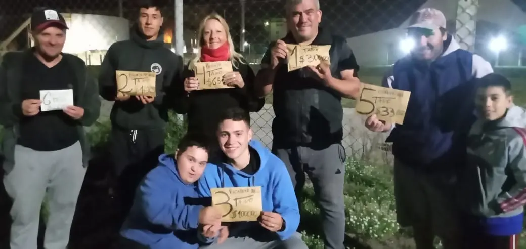 Todos los ganadores del Picadito. Posan con sus respectivos sobres