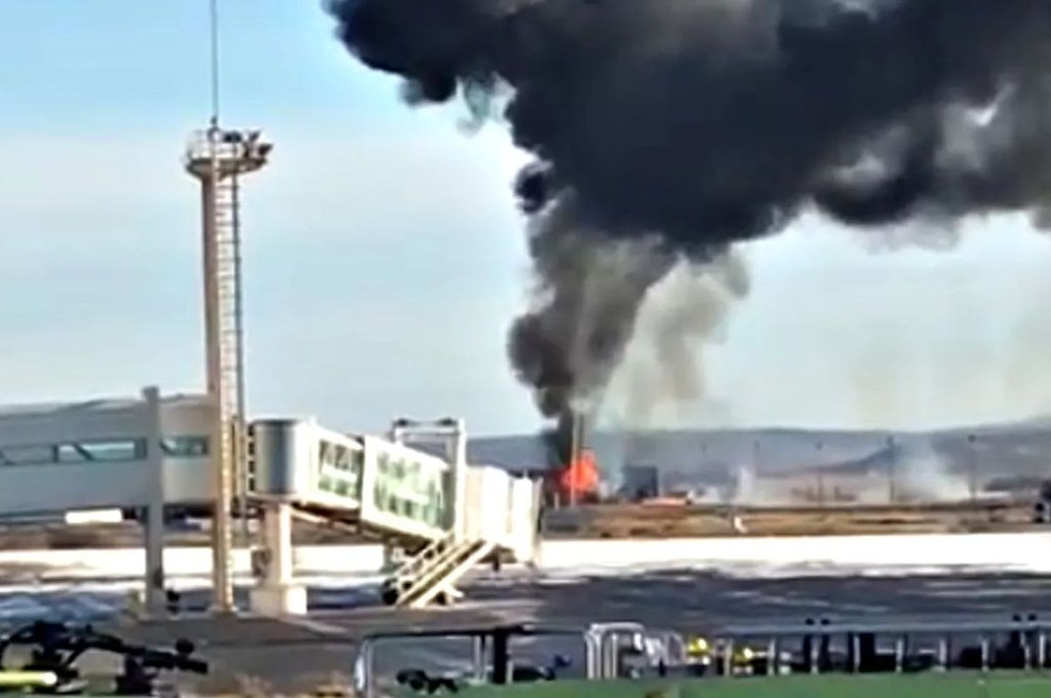 Video: se estrelló un avión sanitario a poco de despegar y murieron los cuatro tripulantes