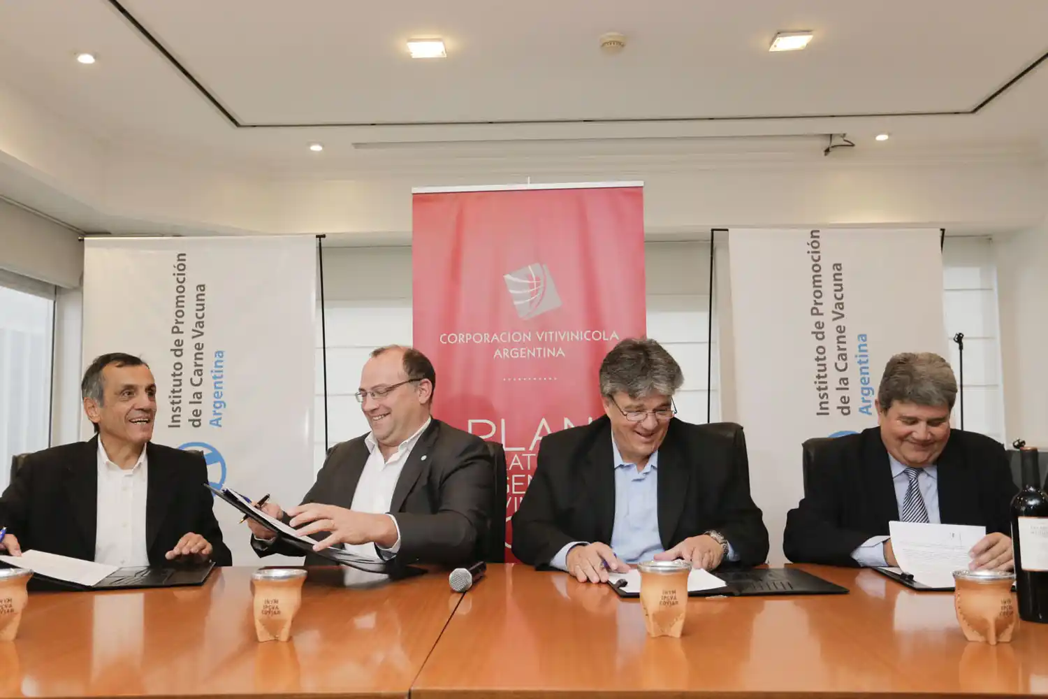 Promueven el consumo interno y la exportación de carne, yerba y vino