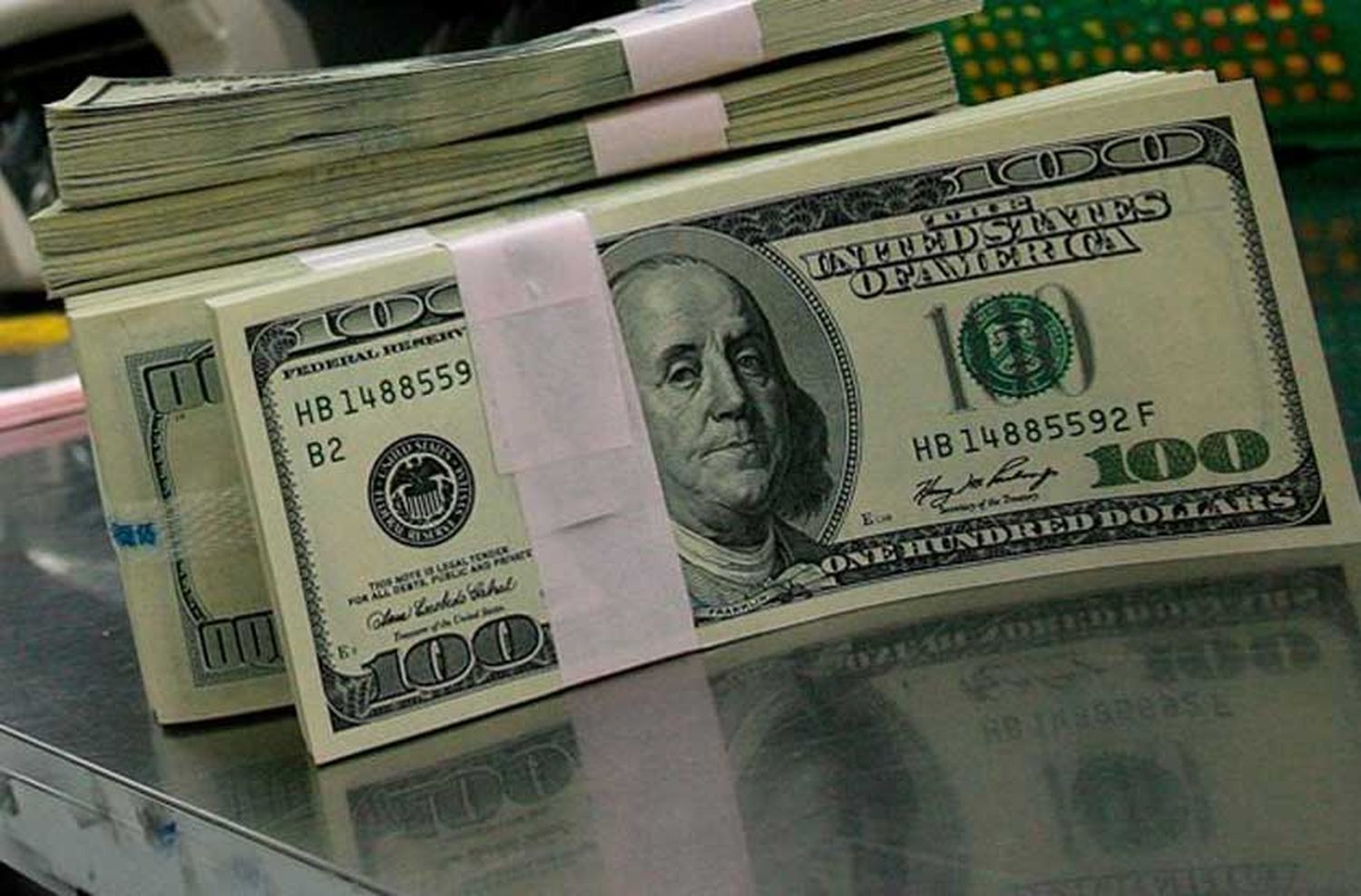 El dólar blue bajó pero la brecha sigue por encima del 108%