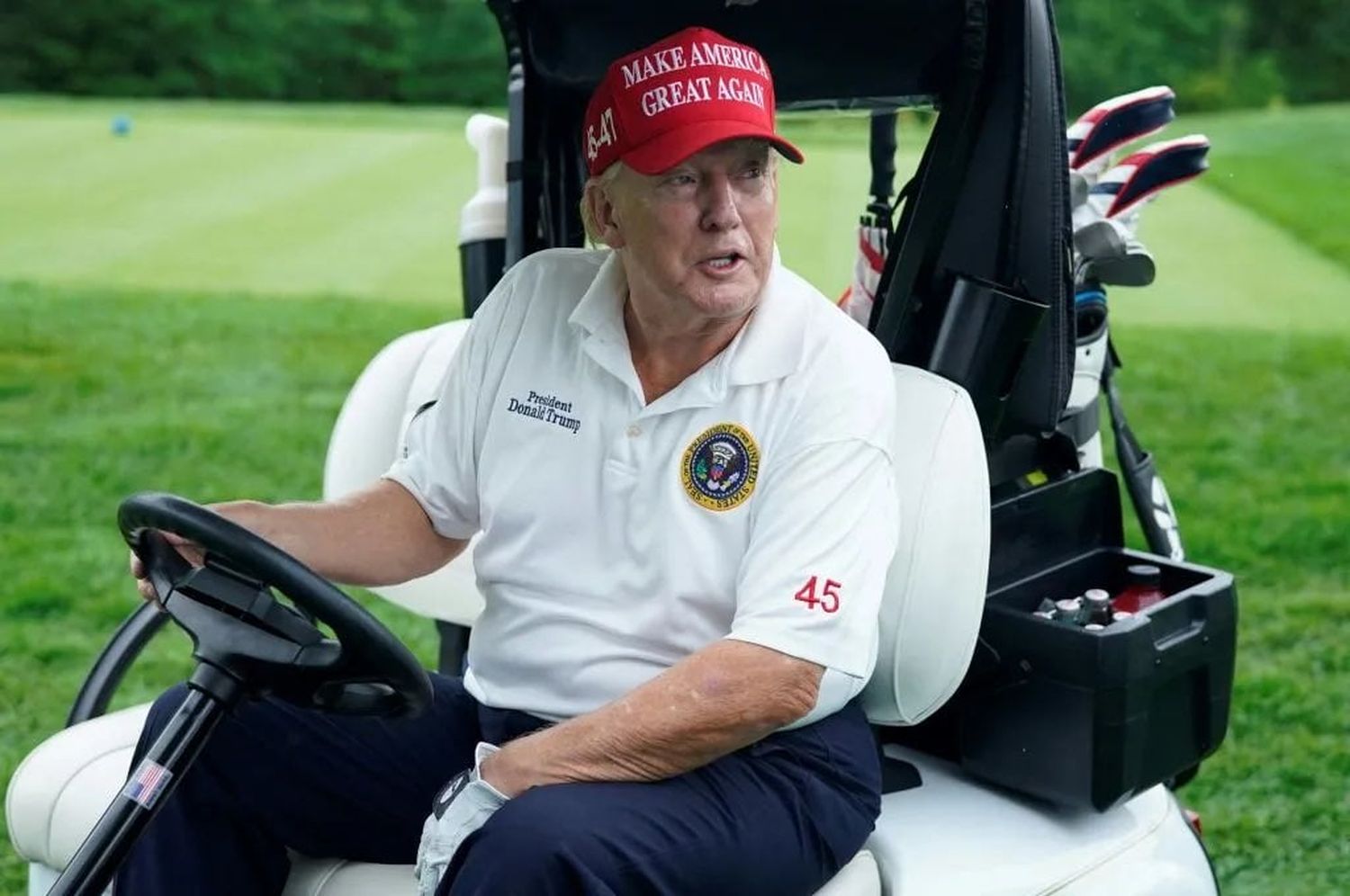 El ex presidente estaba jugando al golf en el Trump International Golf Club durante el supuesto intento de atentado.