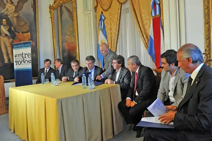 Los docentes y Urribarri firmaron el acuerdo para construir mil viviendas