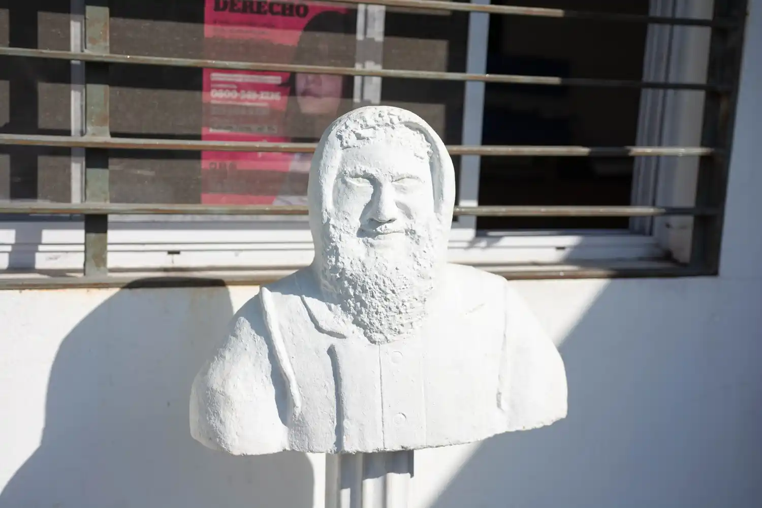 Descubren un busto de Santiago Maldonado en la oficina de Derechos Humanos de Ensenada