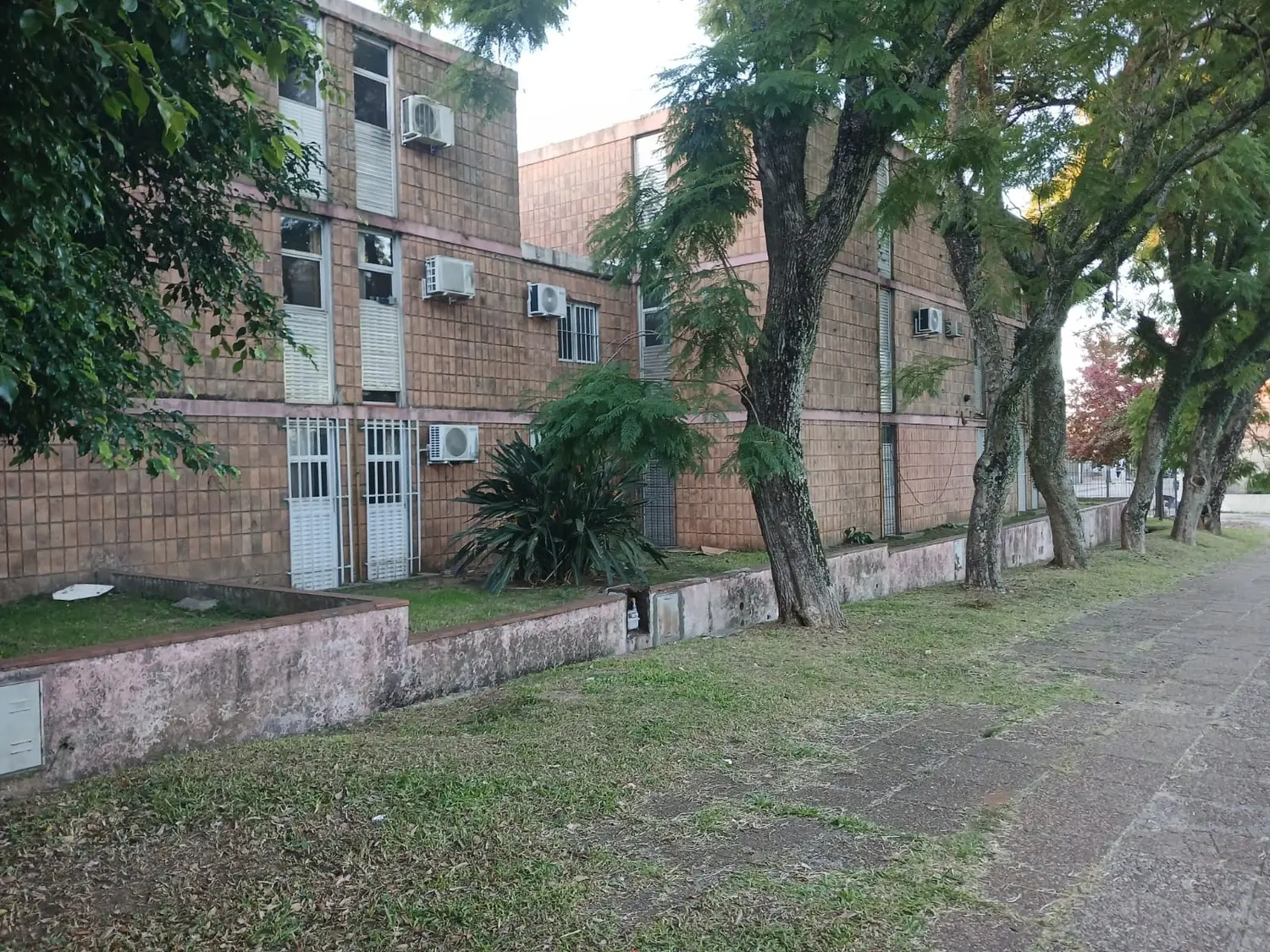 Vecinos de los edificios frente a la plaza Zorraquín denuncian una seguidilla de robos de medidores de gas