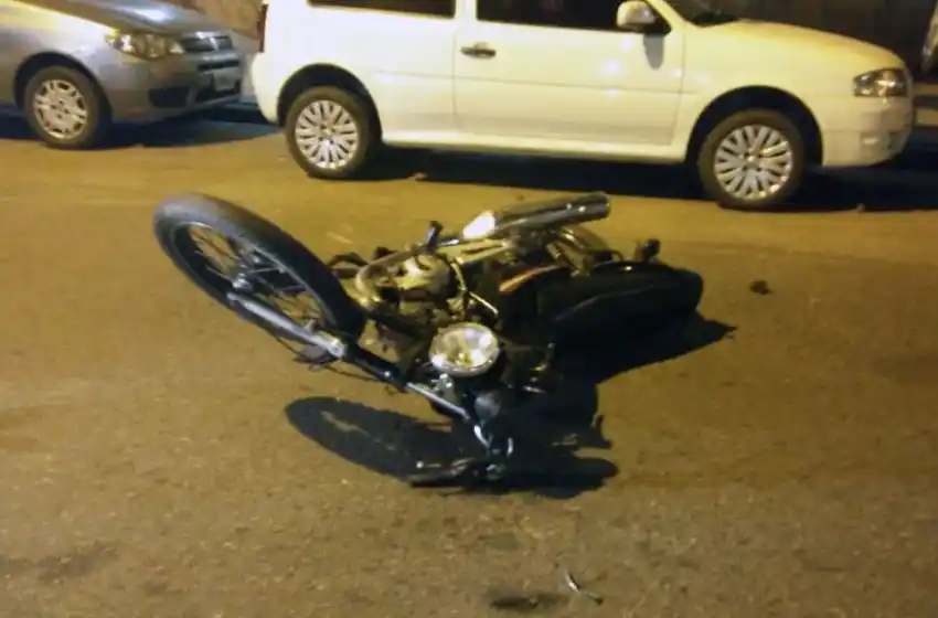 Embistió a una moto y se dio a la fuga