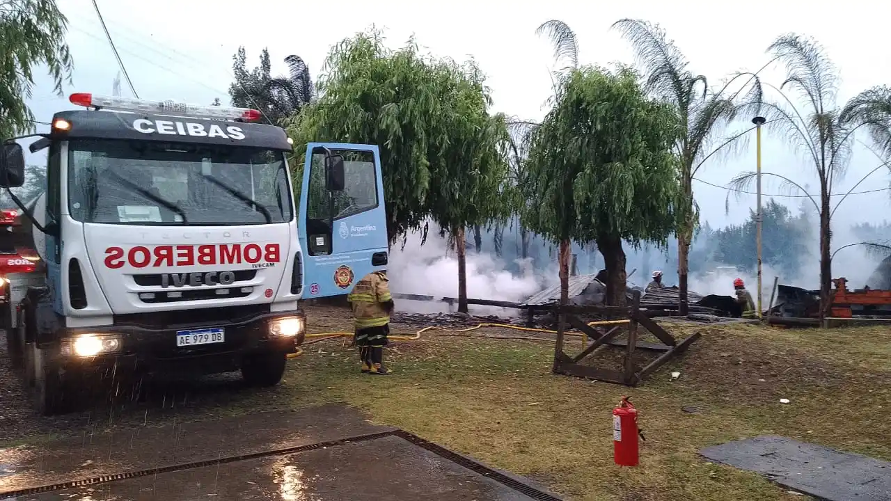 La cabaña de un camping se incendió por completo