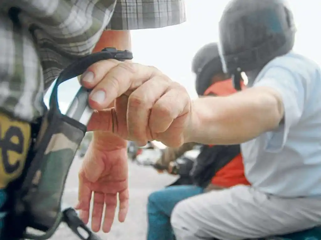 Insólito: salió a robar con la moto de su mamá