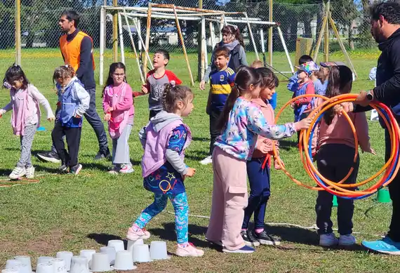 Más de 1.500 niños disfrutaron de un encuentro recreativo en el Hípico