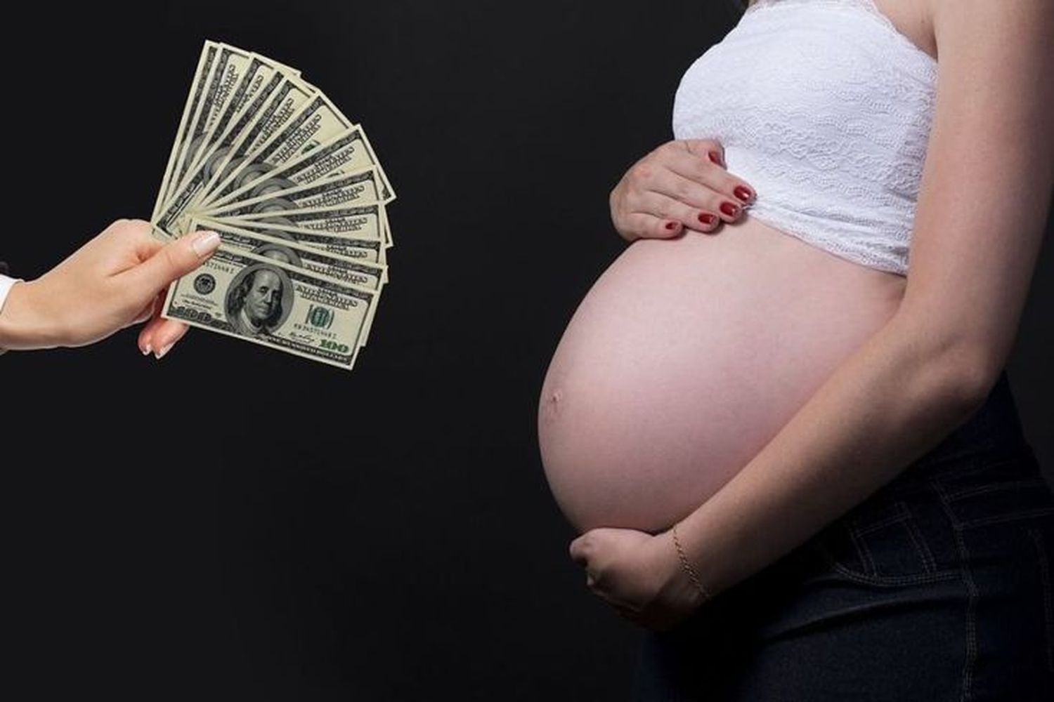 Dinero sobre la mesa, cuerpo en juego: la subrogación convierte la maternidad en mercancía y refuerza la desigualdad global.