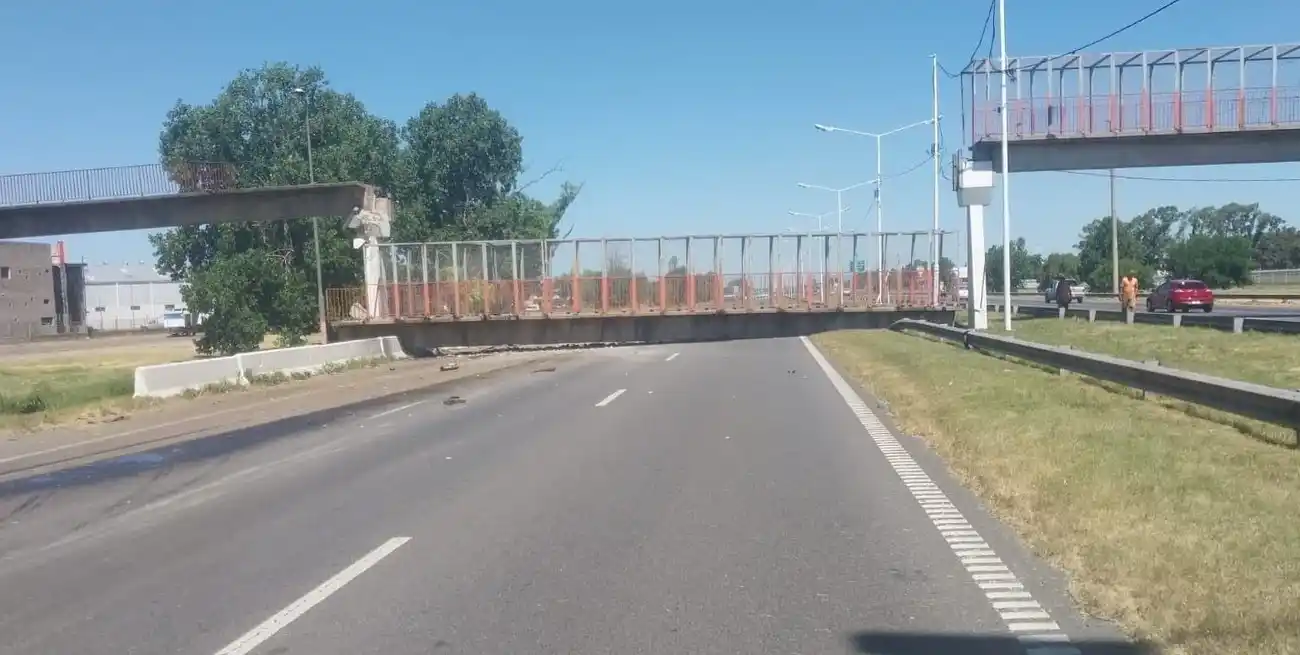 Un camión enganchó y derribó un puente peatonal: cortaron totalmente el tránsito en Circunvalación de Rosario