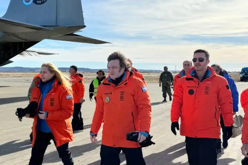 Javier Milei partió en su vuelo a la Antártida junto a su comitiva