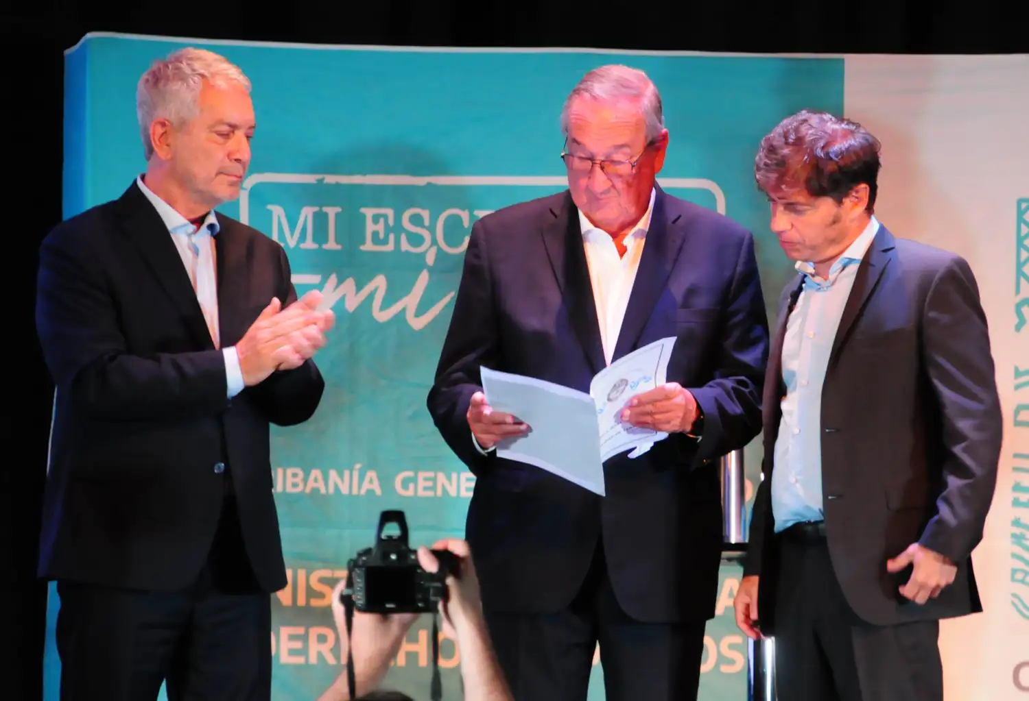 Kicillof entregó escrituras, se reunió con empresarios y apuntó a generar "tierra y vivienda"