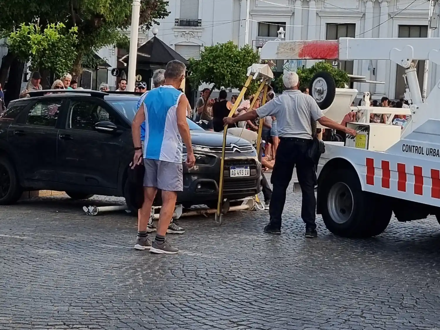 San Silvestre: movieron un auto con una grúa para liberar la llegada de los corredores