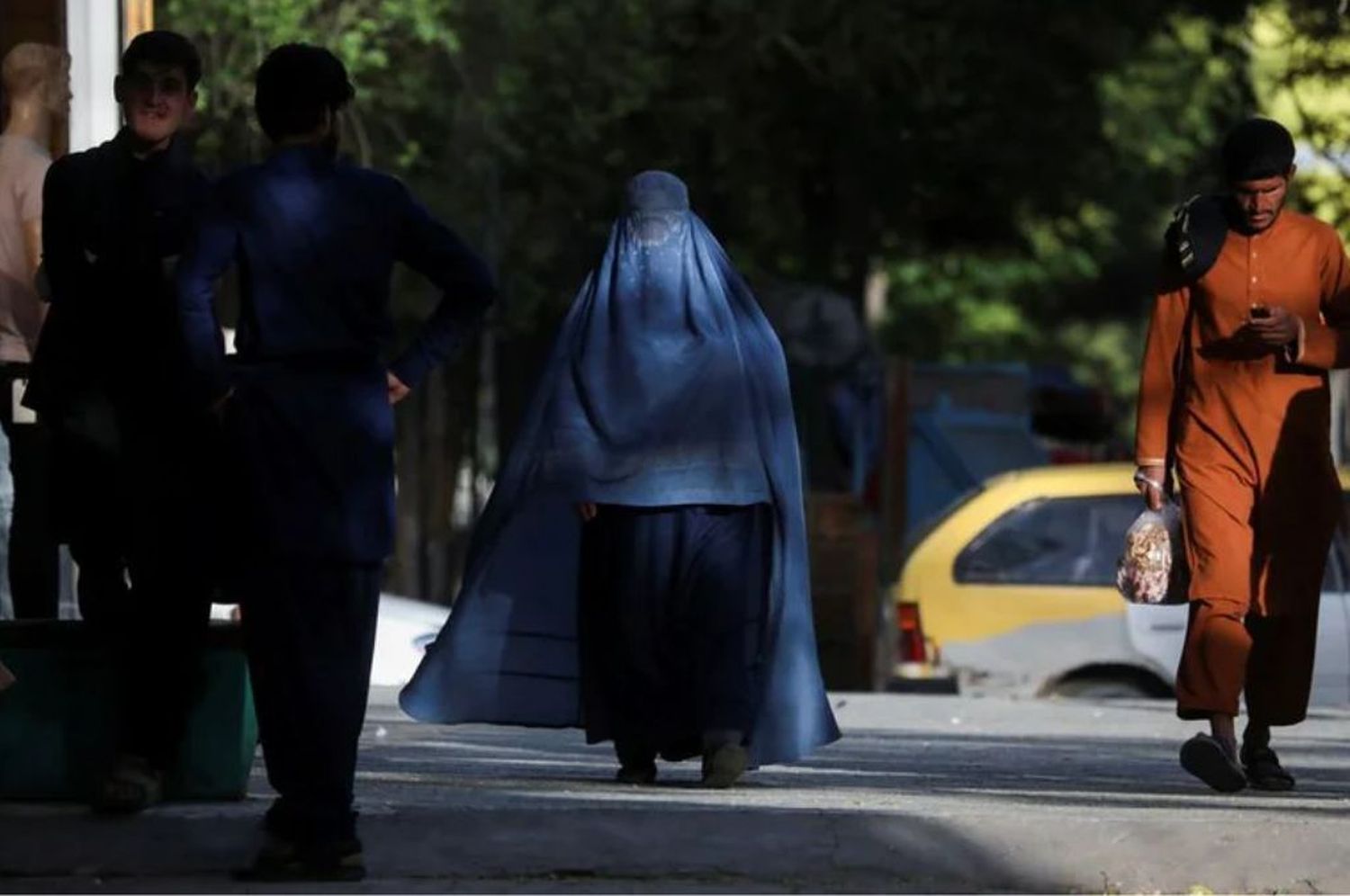 Los talibanes les prohíben a las mujeres afganas el ingreso a parques de atracciones y gimnasios