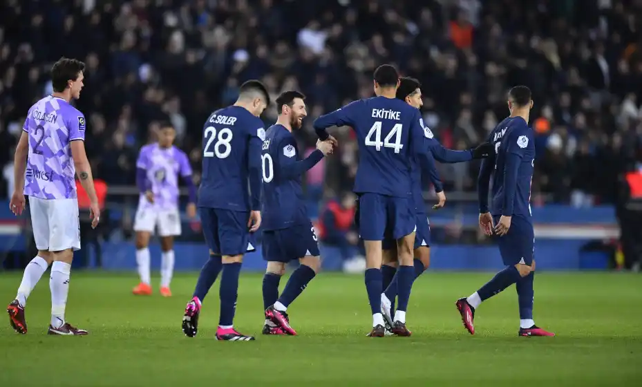 Sin Mbappé y Neymar, el PSG ganó con un golazo de Lionel Messi