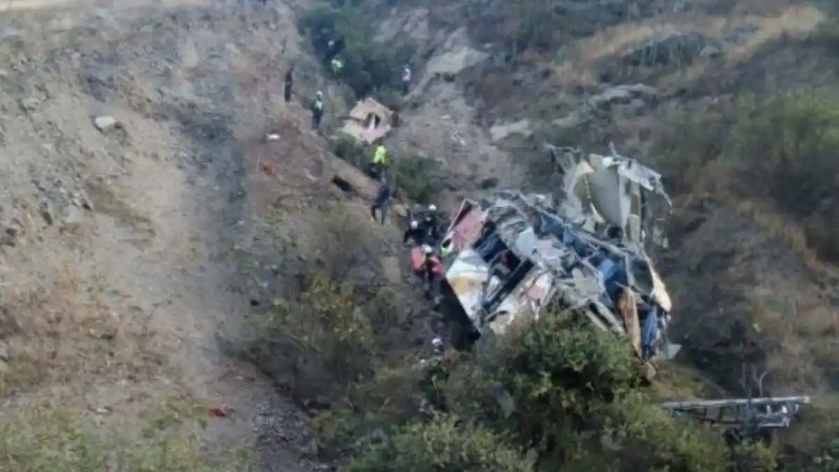 Ya suman 29 los muertos por por la caída al precipicio de un micro en Perú