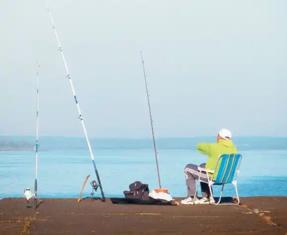 Para pescar de costa se  necesita un permiso de 700 pesos