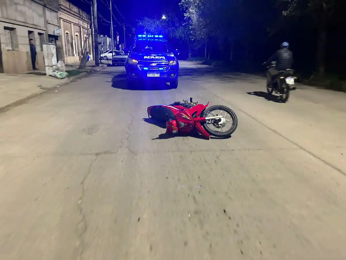 Perdió el control de su moto y terminó en el hospital