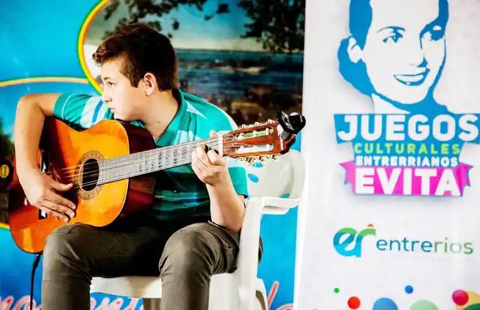Publicación sobre los 15 años de historia de los Juegos Culturales Entrerrianos Evita