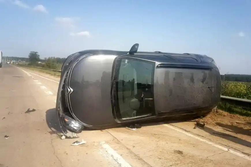 Un intendente entrerriano junto a su familia protagonizó un vuelco en la Autovía 14