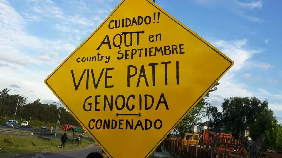 HIJOS realizó escrache frente al country donde Patti está en prisión domiciliaria