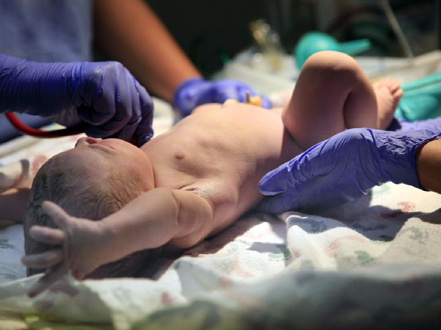 Por riesgo de contagio de coronavirus, prohíben a un hombre presenciar el nacimiento de su hija