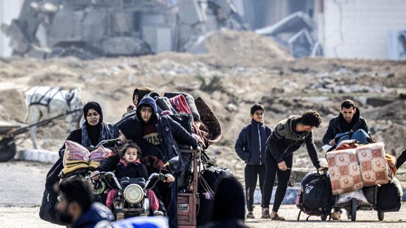 Mientras palestinos huyen de Gaza por nuevos combates, EEUU confía en una tregua