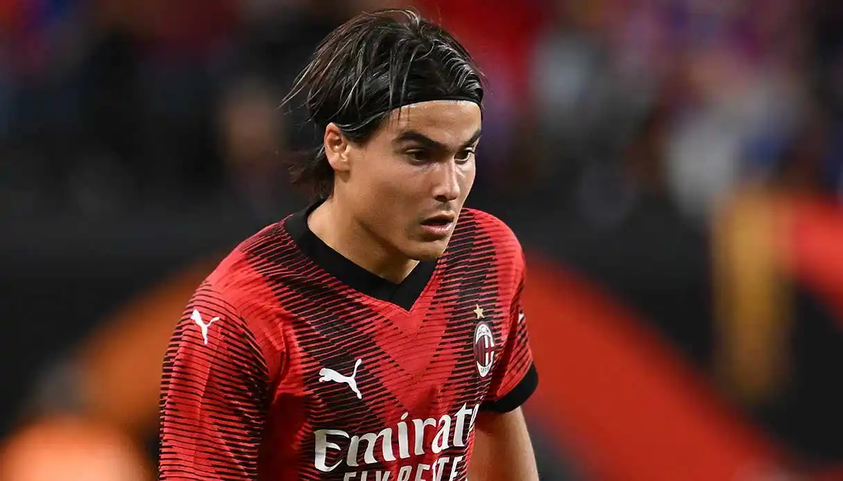 Luka Romero avanza con Milan.